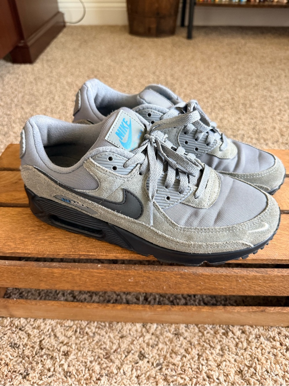 Men’s Nike Air Max 90 athletic shoes - Picture 2 of 7
